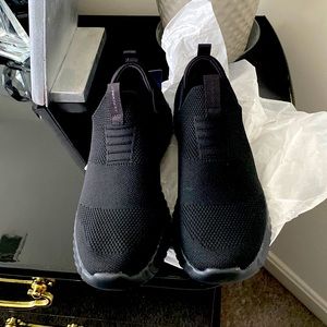 Never worn boys size 6 sketcher tennis